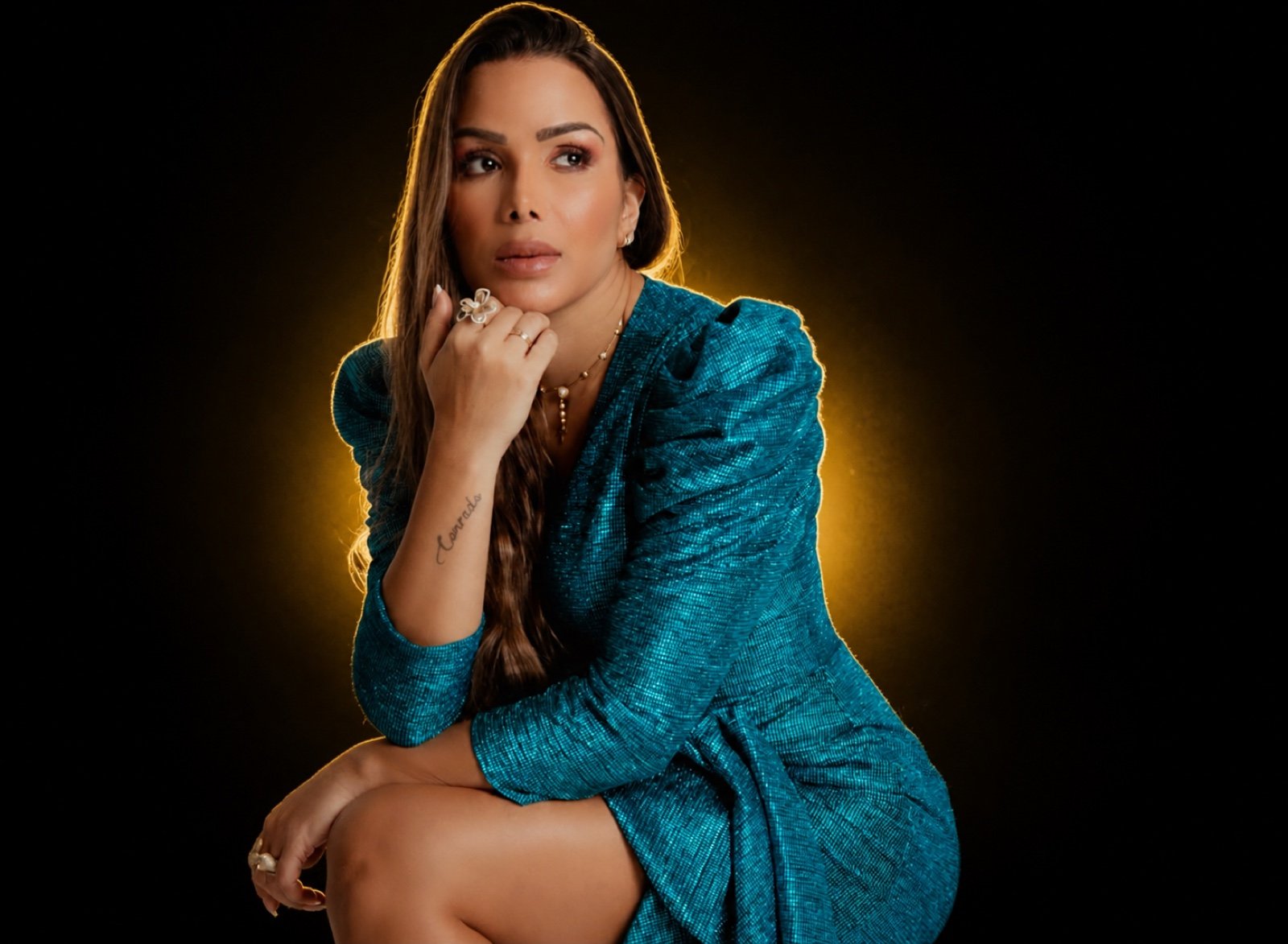 Dra. Mariana Merhy em retrato profissional com iluminação dourada